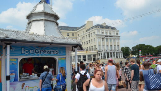 Paseo marítimo abarrotado de turistas en verano