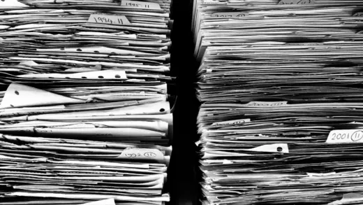 Enorme montón de papeles y expedientes archivados