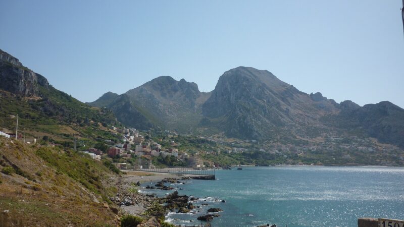 Valla y puesto de control en la frontera de Ceuta