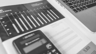 Primer plano de las teclas y la pantalla de una calculadora