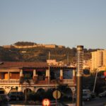 Calle del centro de Ceuta con vecinos