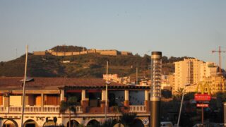 Calle del centro de Ceuta con vecinos