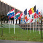 Edificios del Tribunal de Justicia de la Unión Europea en Kirchberg, Luxemburgo, con banderas