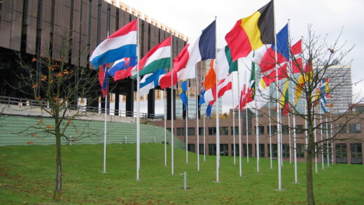 Edificios del Tribunal de Justicia de la Unión Europea en Kirchberg, Luxemburgo, con banderas